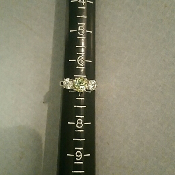 .925 ring Sterling silver  w/peridot stone sz. 7 - Picture 5 of 6